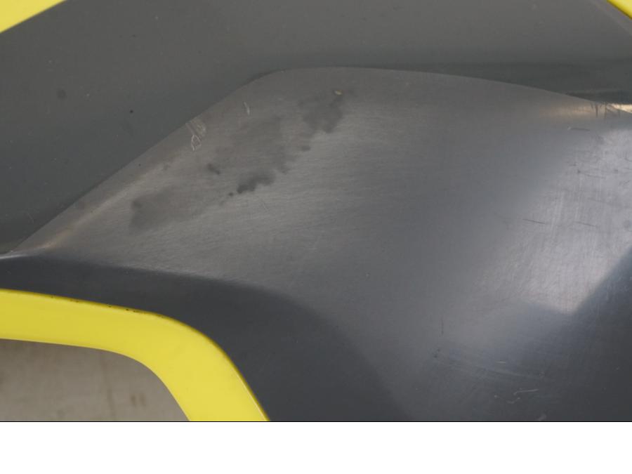 Vänster sida på Kylarvinge från en Husqvarna 701 Supermoto -2020 motorcykel.