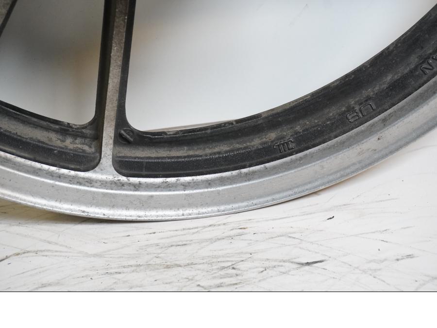 Höger sida på Fälg från en Suzuki GSX 400 -1983 motorcykel.