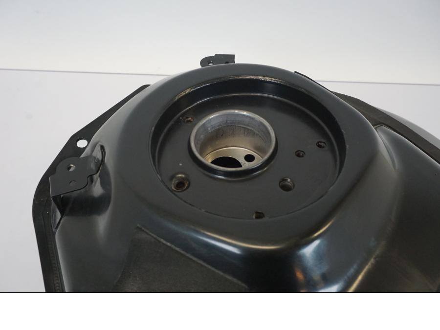 Snett uppifrån på Bensintank från en Yamaha MT-07 -2018 motorcykel.