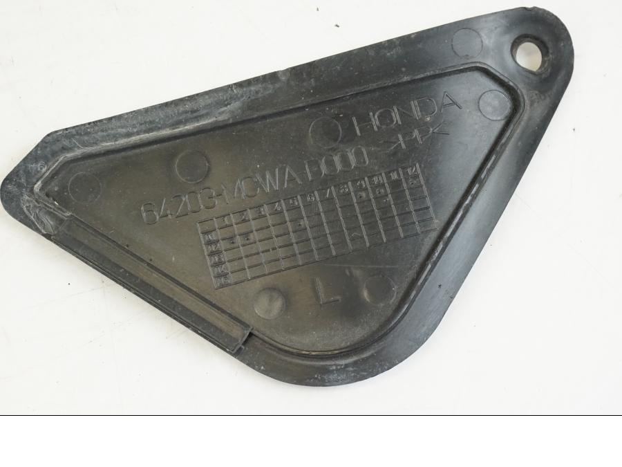 Baksidan på Lucka från en Honda VFR 800 -2003 motorcykel.