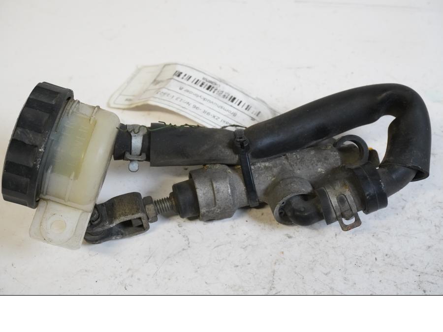 Baksidan på Bromshuvudcylinder från en Kawasaki ZX-9R -1996 motorcykel.