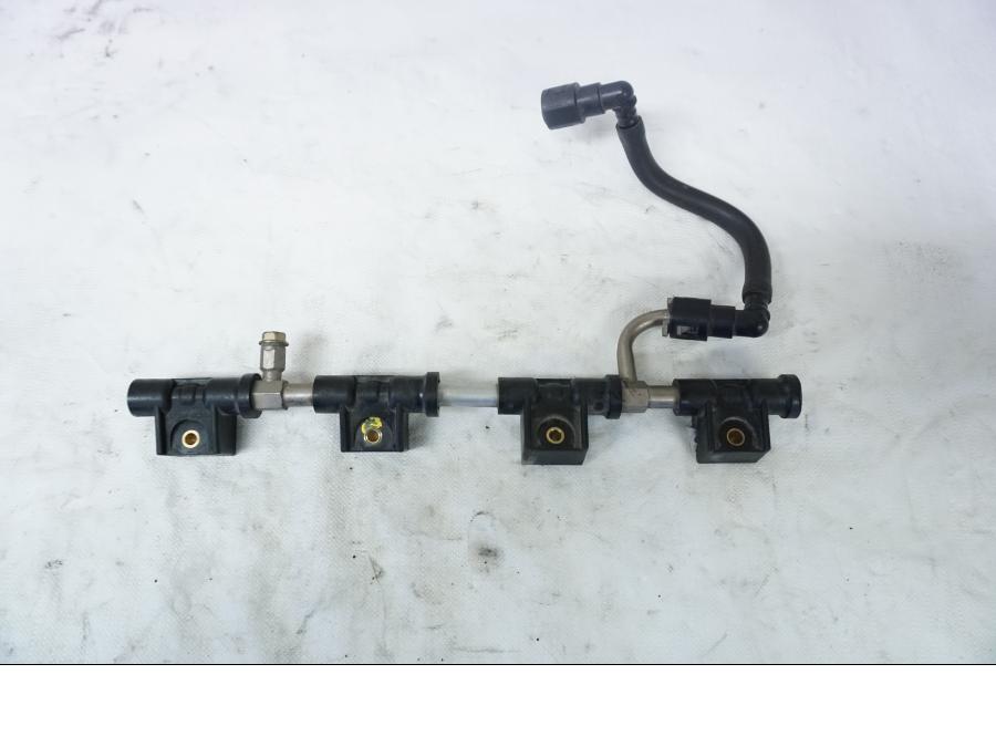 Framsidan på Fuel Rail från en Suzuki GSX-R 750 -2001 motorcykel.