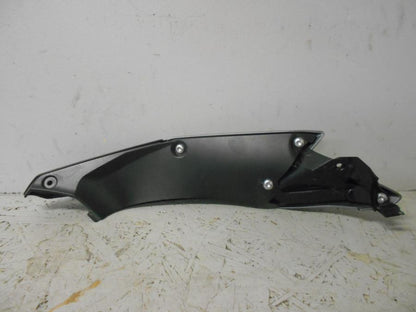 Höger sida på Bensintankskåpa från en Triumph Tiger 800 -2016 motorcykel.