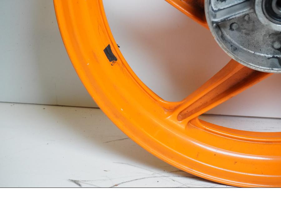 Snett uppifrån på Fälg från en Honda CBR 125 R -2011 motorcykel.