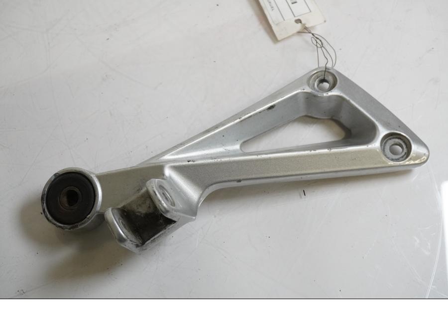 Framsidan på Fotpinnefäste från en Yamaha BT 1100 -2002 motorcykel.