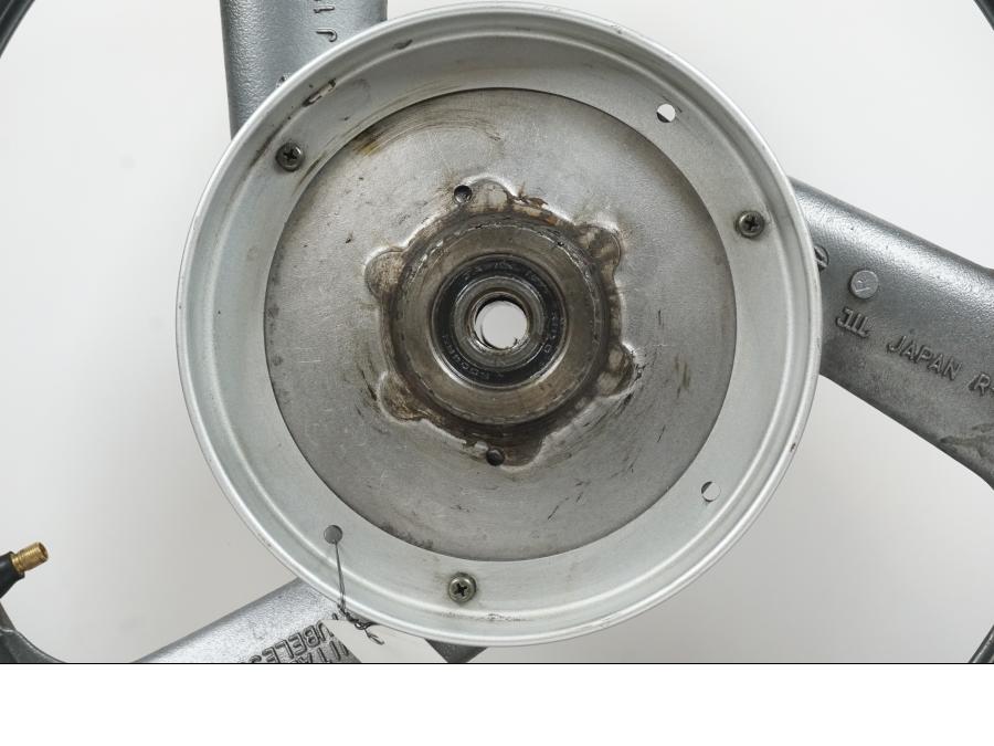 Baksidan på Fälg från en Yamaha XJ 900 -1997 motorcykel.