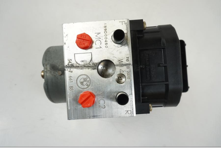 Baksidan på ABS Modulator från en BMW F 650 CS -2002 motorcykel.