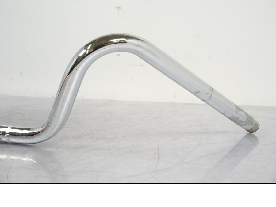 Snett uppifrån på Styre från en Indian Indian Chief Dark Horse -2016 motorcykel.