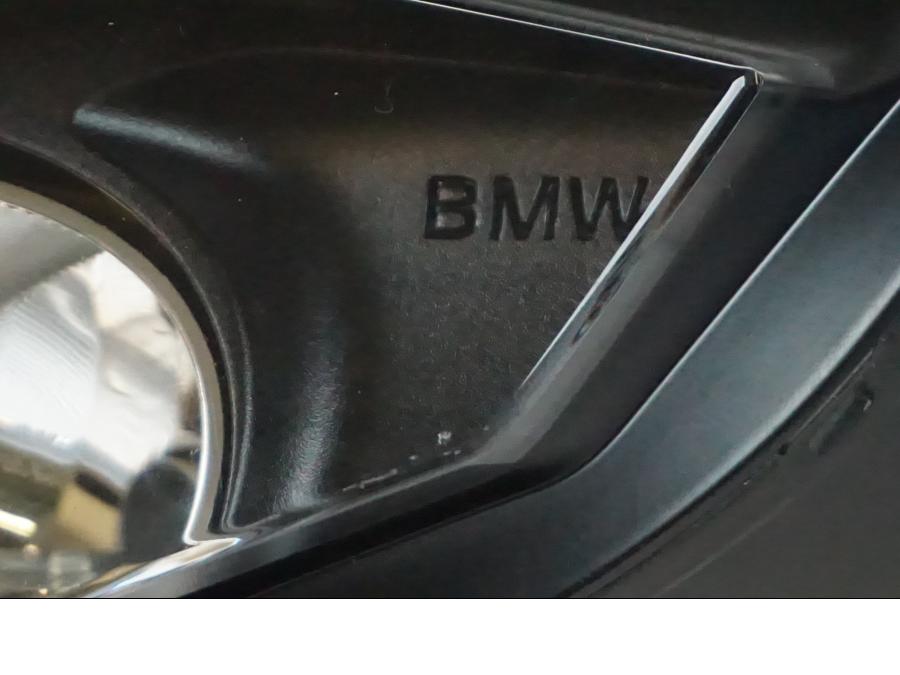 Snett nerifrån på Strålkastare från en BMW K 1200 RS -2008 motorcykel.