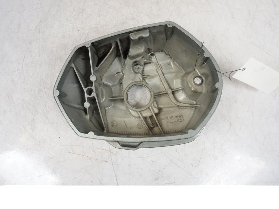 Snett nerifrån på Ventilkåpa från en BMW R 1200 GS -2010 motorcykel.