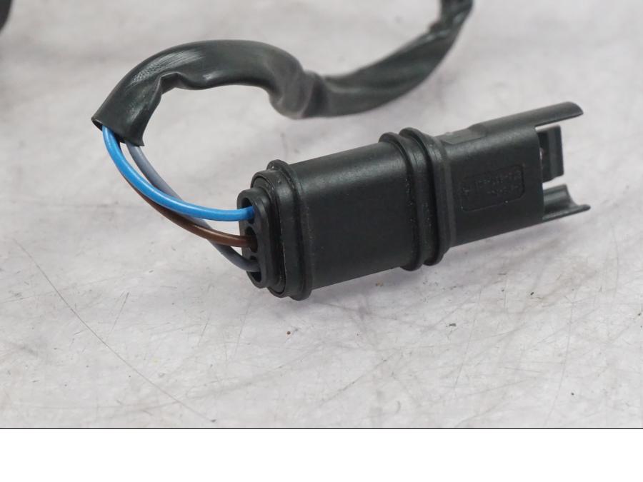 Snett uppifrån på Bromsljuskontakt från en Ducati Multistrada V4 -2024 motorcykel.