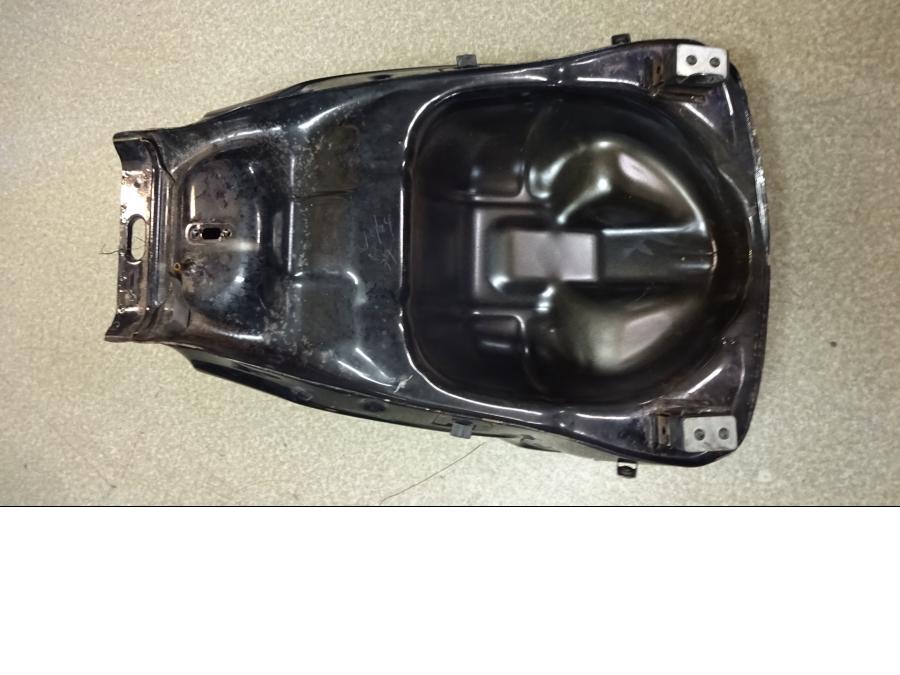 Snett uppifrån på Bensintank från en Yamaha TDM 850 -1998 motorcykel.