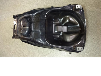 Snett uppifrån på Bensintank från en Yamaha TDM 850 -1998 motorcykel.