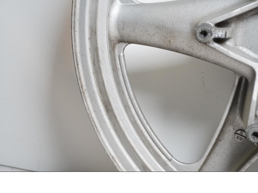 Extrabild6 på Fälg från en Suzuki GSX 1100 -1992 motorcykel.