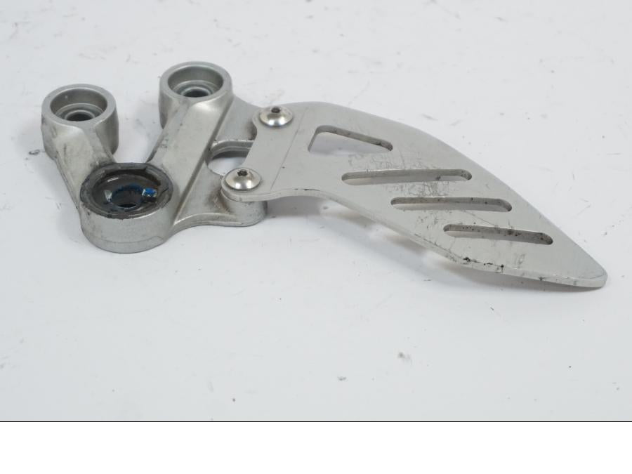 Vänster sida på Fotpinnefäste inre från en Suzuki GSX-R 1000 -2008 motorcykel.