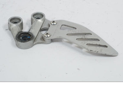 Vänster sida på Fotpinnefäste inre från en Suzuki GSX-R 1000 -2008 motorcykel.