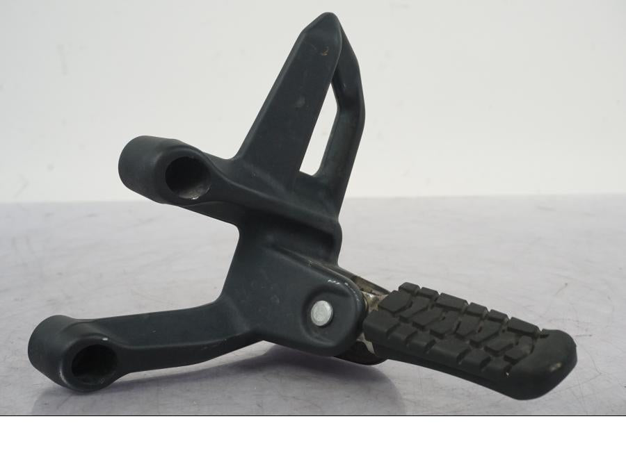 Framsidan på Fotpinne från en KTM 1290 Super Adventure R -2018 motorcykel.