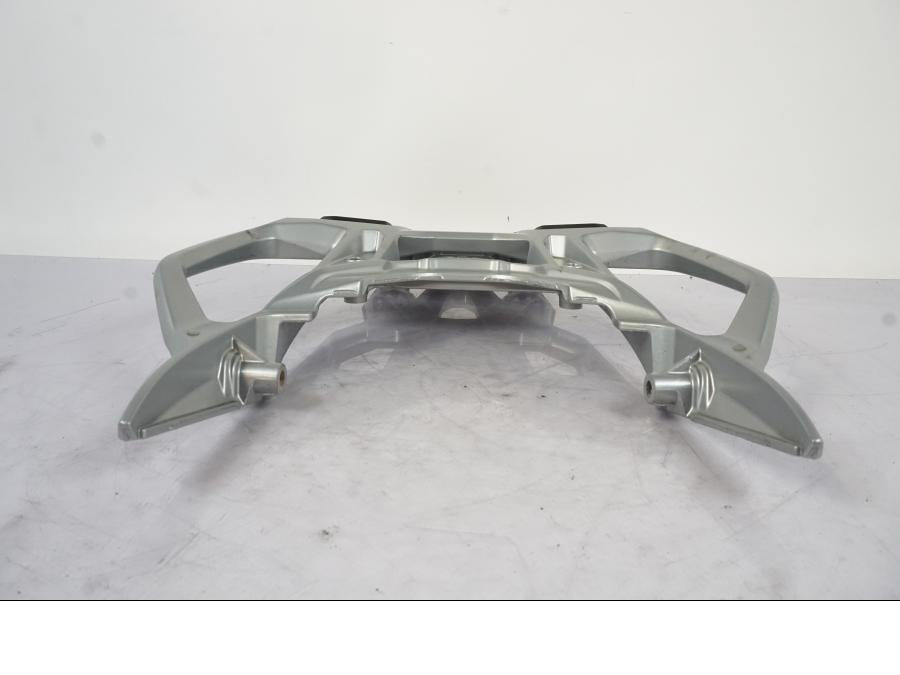 Snett nerifrån på Pakethållare från en BMW S 1000 XR -2019 motorcykel.