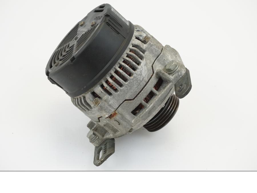 Snett uppifrån på Generator från en BMW R 1150 R -2002 motorcykel.