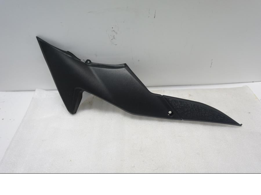 Framsidan på Sidopanel från en Suzuki SV 650 -2016 motorcykel.