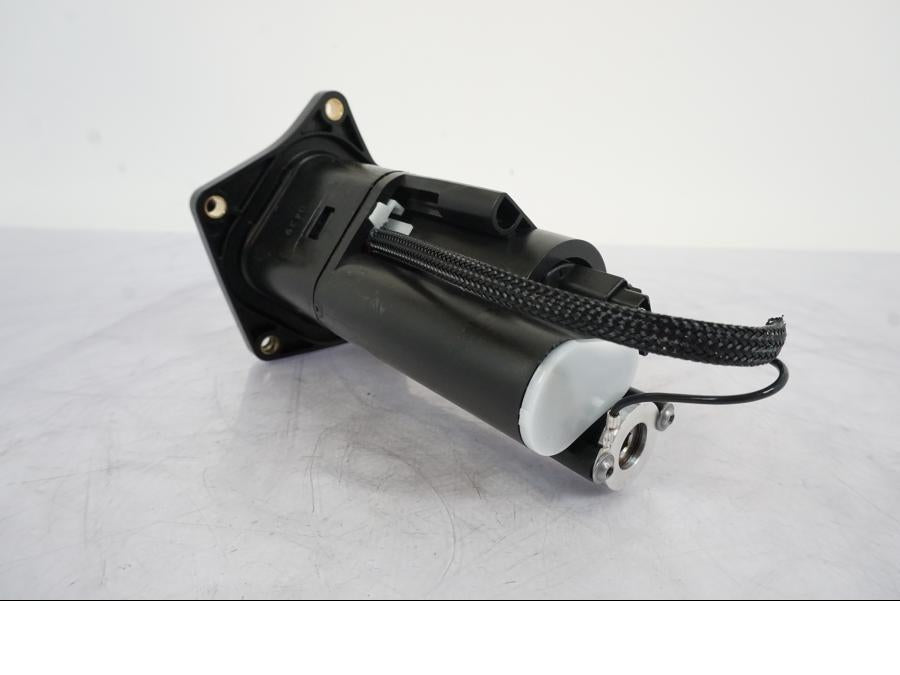 Baksidan på Bensinpump insprut från en KTM 790 Duke -2019 motorcykel.