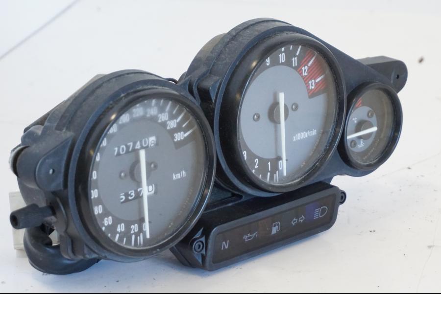 Baksidan på Instrumentpanel från en Yamaha YZF 1000 R -1997 motorcykel.