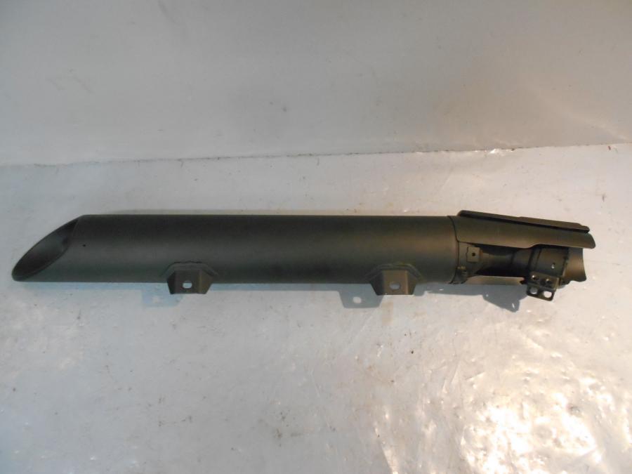 Baksidan på Ljuddämpare från en Suzuki VZR 1800 -2015 motorcykel.