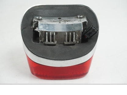 Snett uppifrån på <p>Baklampa från HD Sportster XL 1200 Custom 1999. </p>

<p>Med fästplatta 68066-99. OBS skruvar som håller glaset saknas. Förövrigt bra skick.</p> motorcykel.