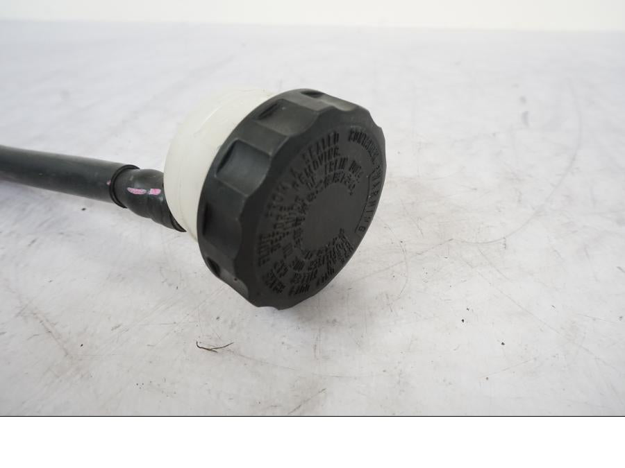 Snett nerifrån på Bromshuvudcylinder från en Kawasaki ER-6N -2012 motorcykel.