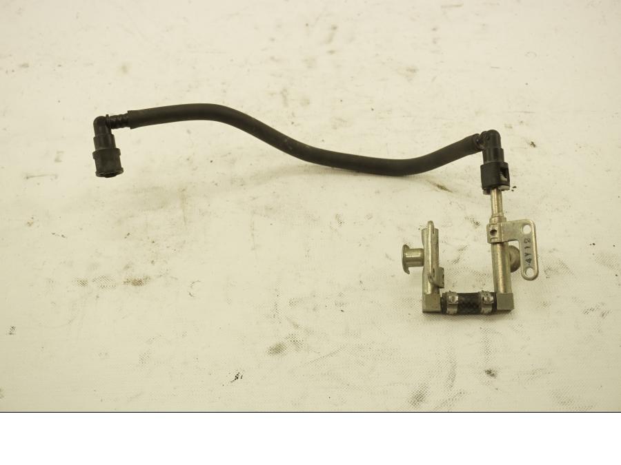 Framsidan på Fuel Rail från en Suzuki DL 1000 -2005 motorcykel.