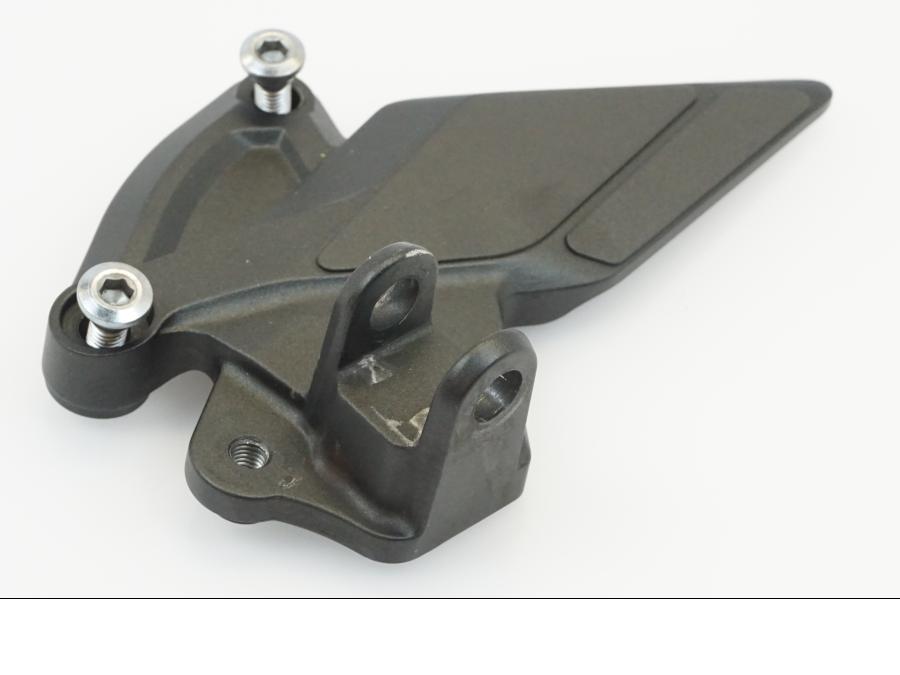 Baksidan på Fotpinnefäste från en Kawasaki Z 1000 -2014 motorcykel.