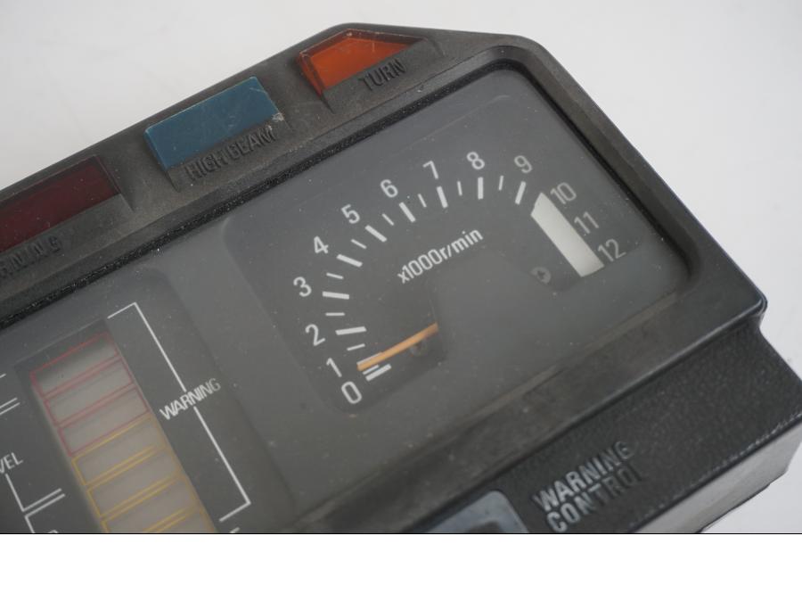 Höger sida på Instrumentpanel från en Yamaha XJ 750 -1982 motorcykel.