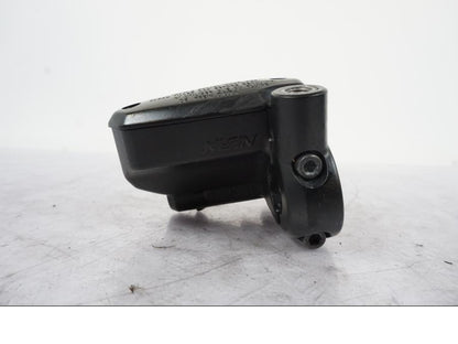 Vänster sida på Bromshuvudcylinder från en Kawasaki ER-6N -2012 motorcykel.