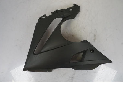 Framsidan på Magkåpa från en Kawasaki ER-6F -2010 motorcykel.