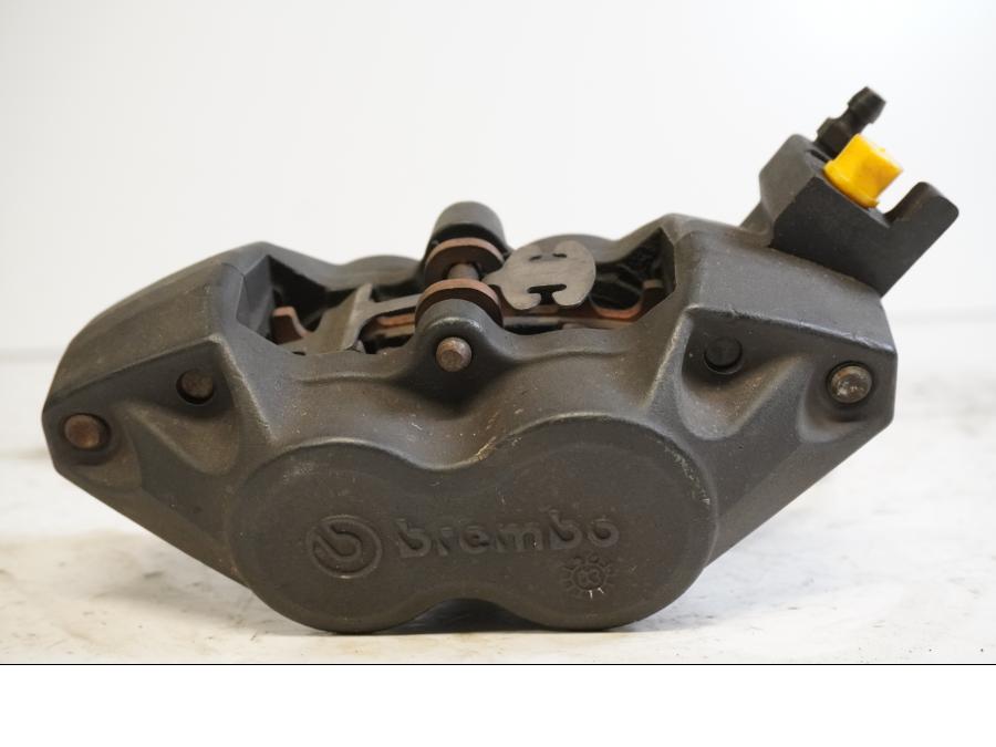 Baksidan på Bromsok från en BMW K 1200 RS -2003 motorcykel.