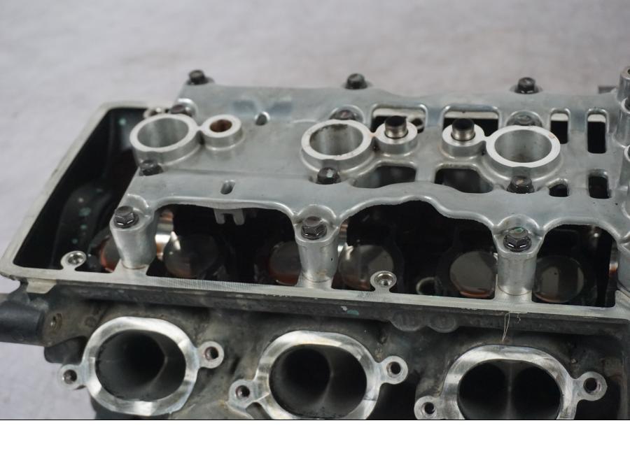 Baksidan på Topplock från en Triumph Tiger Explorer -2016 motorcykel.