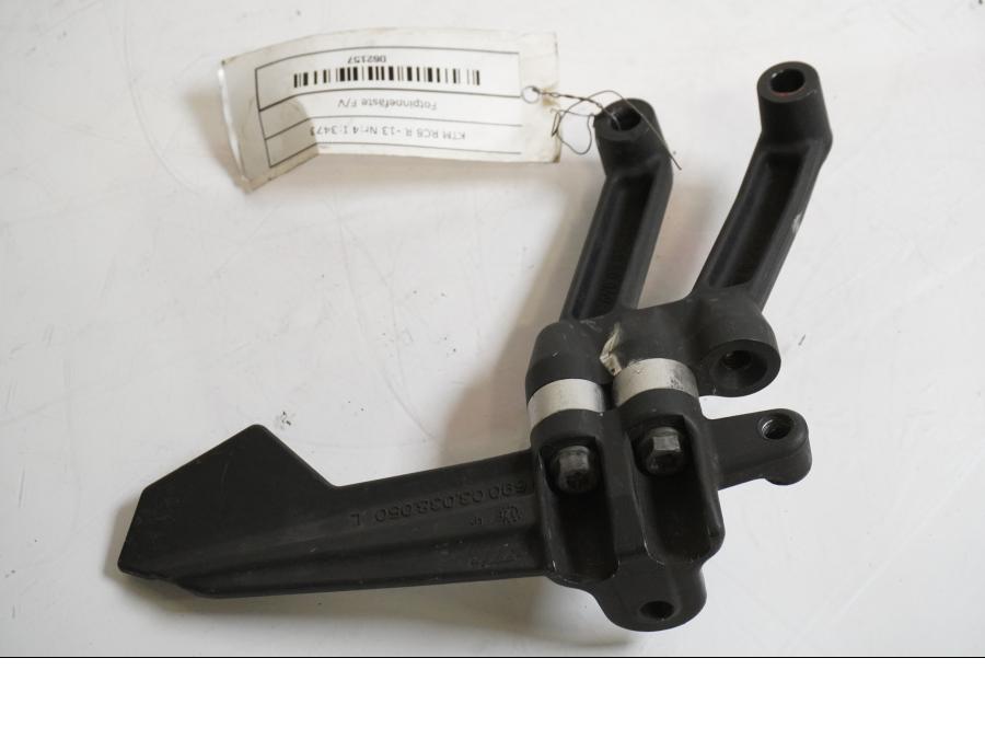 Vänster sida på Fotpinnefäste från en KTM RC8 -2013 motorcykel.