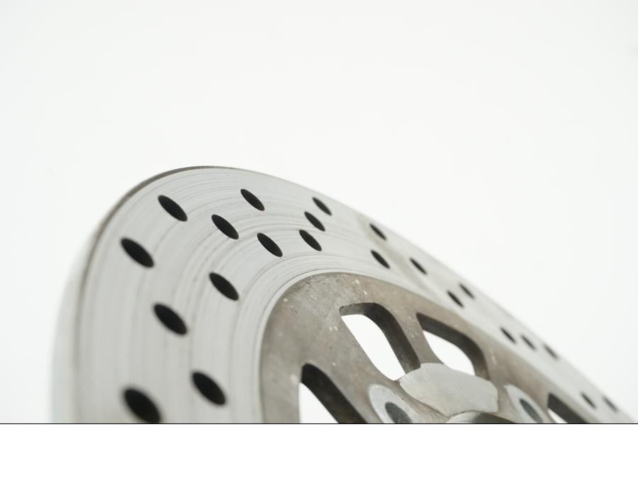 Snett uppifrån på Bromsskiva från en Yamaha XV 750 -1998 motorcykel.