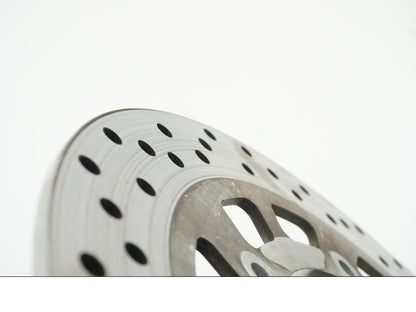 Snett uppifrån på Bromsskiva från en Yamaha XV 750 -1998 motorcykel.