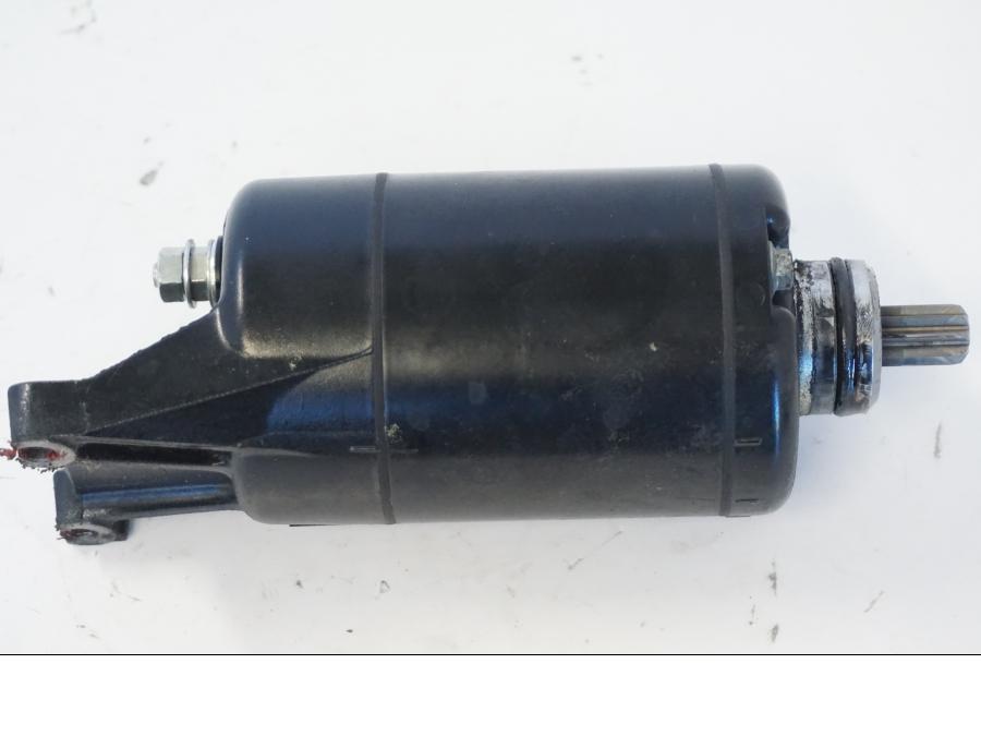 Vänster sida på Startmotor från en Kawasaki ER-6N -2012 motorcykel.