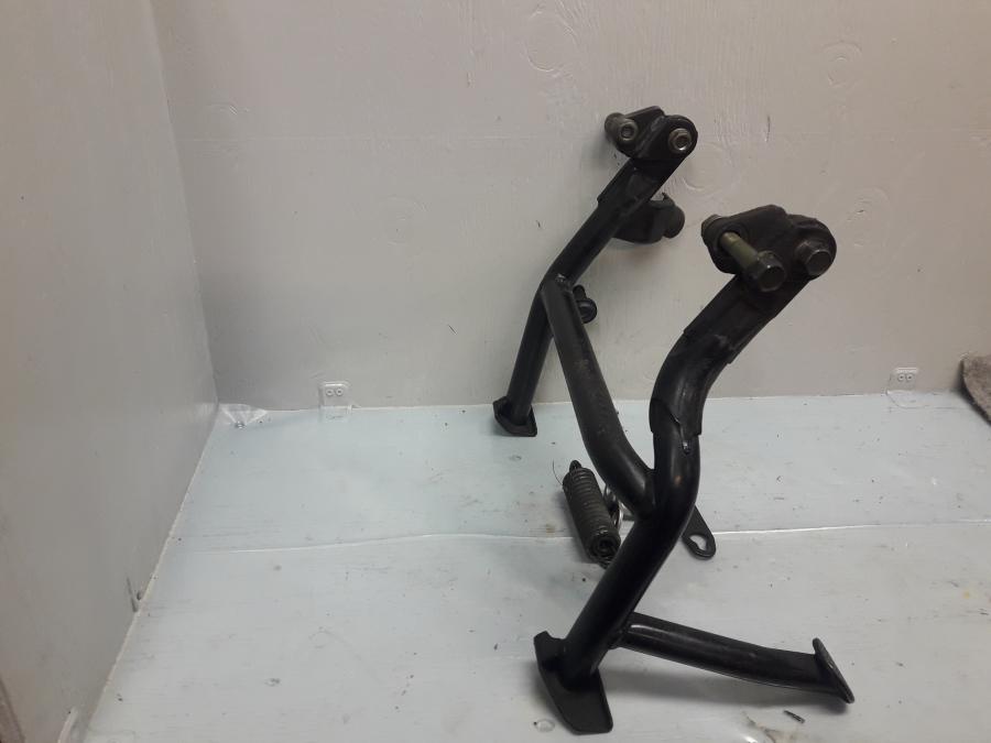 Baksidan på Centralstöd från en Yamaha FZ-6 -2004 motorcykel.