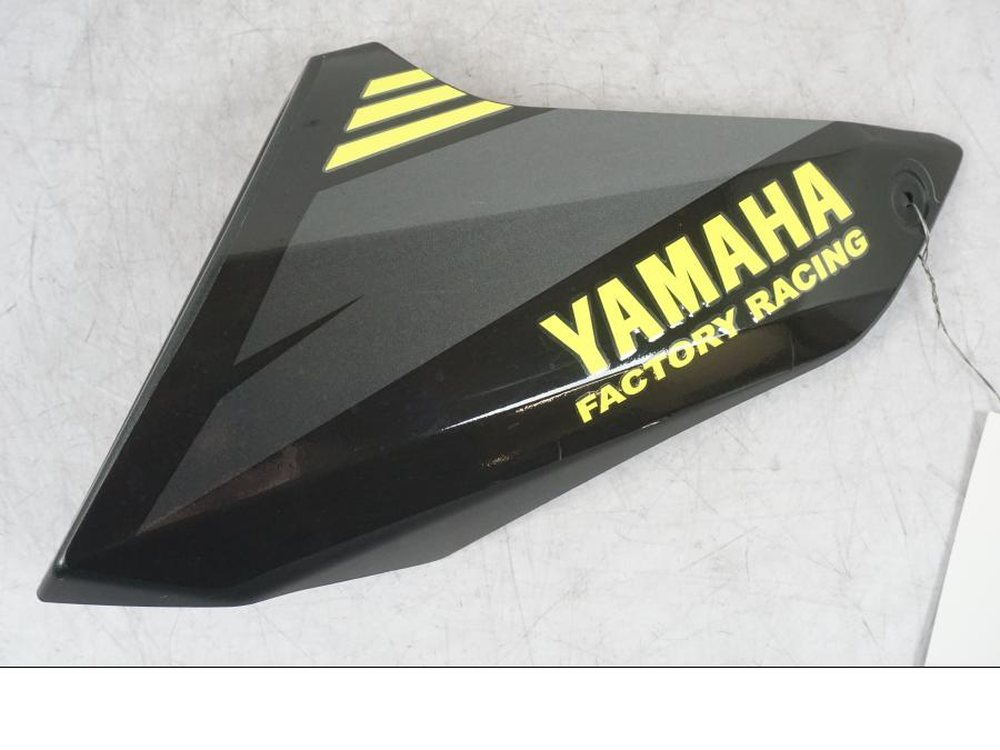 Framsidan på Sidkåpa från en Yamaha MT-09 -2016 motorcykel.