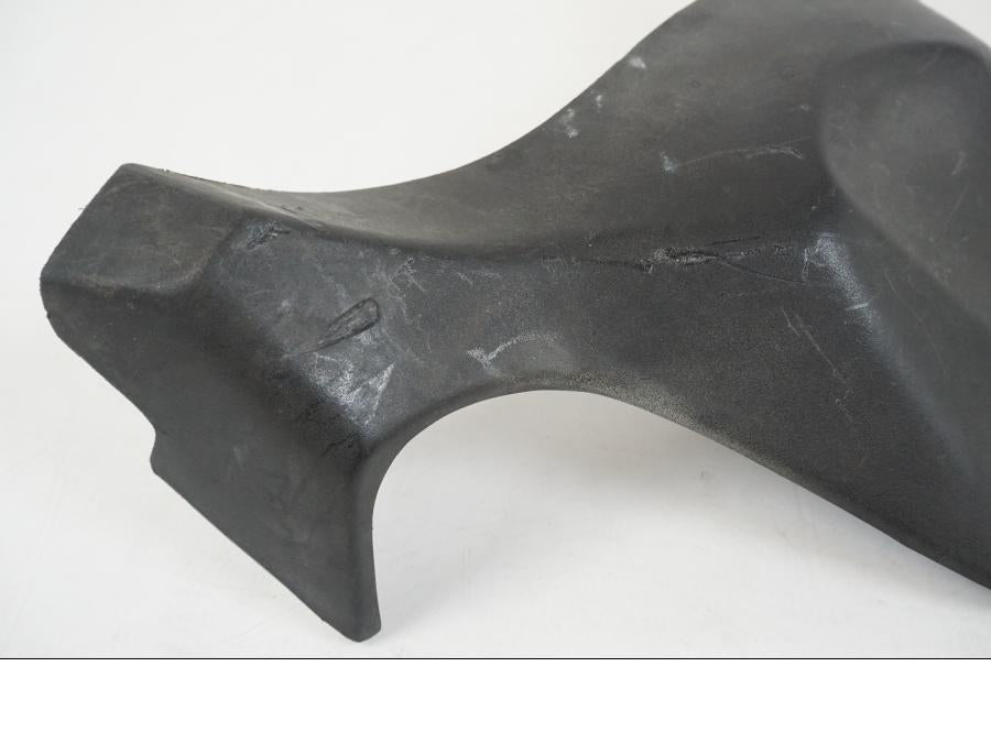 Snett nerifrån på Bensintankskåpa från en Honda CBR 125 R -2006 motorcykel.