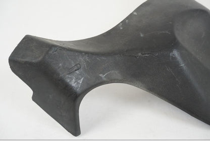 Snett nerifrån på Bensintankskåpa från en Honda CBR 125 R -2006 motorcykel.