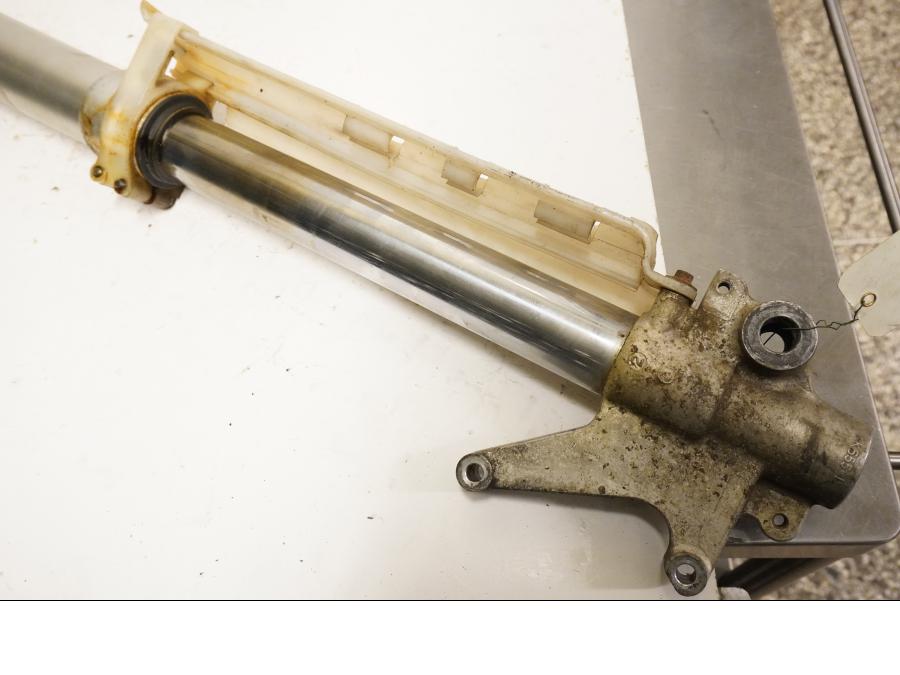 Vänster sida på Gaffelben från en Kawasaki KLX 650 -1993 motorcykel.