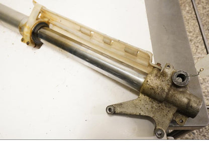 Vänster sida på Gaffelben från en Kawasaki KLX 650 -1993 motorcykel.