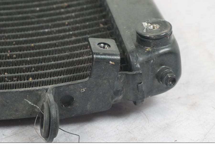 Snett uppifrån på Vattenkyl från en KTM 690 SM R -2009 motorcykel.