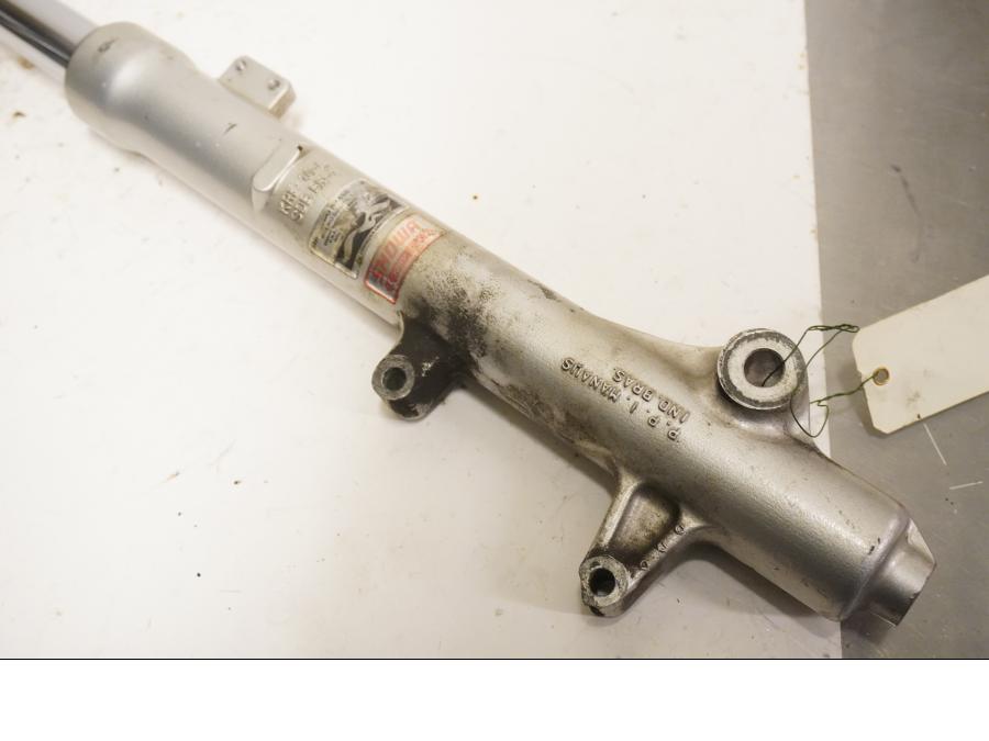 Vänster sida på Gaffelben från en Honda XR 125 -2004 motorcykel.