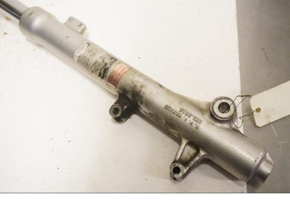 Vänster sida på Gaffelben från en Honda XR 125 -2004 motorcykel.