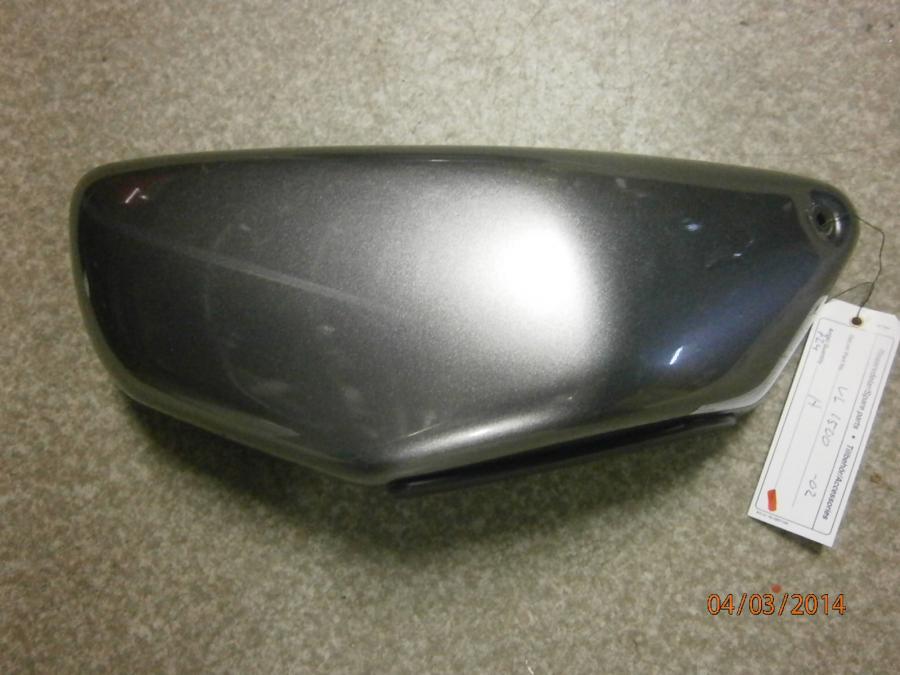 Framsidan på Sidopanel från en Suzuki VL 1500 -2002 motorcykel.